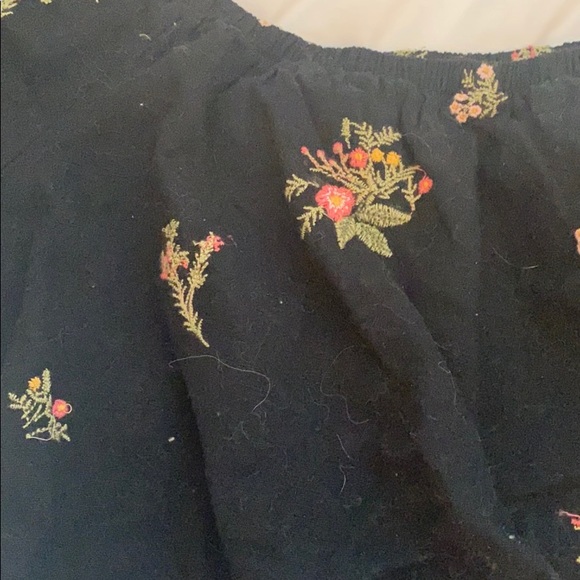 Embroidered Floral Crop Top - Picture 2 of 5